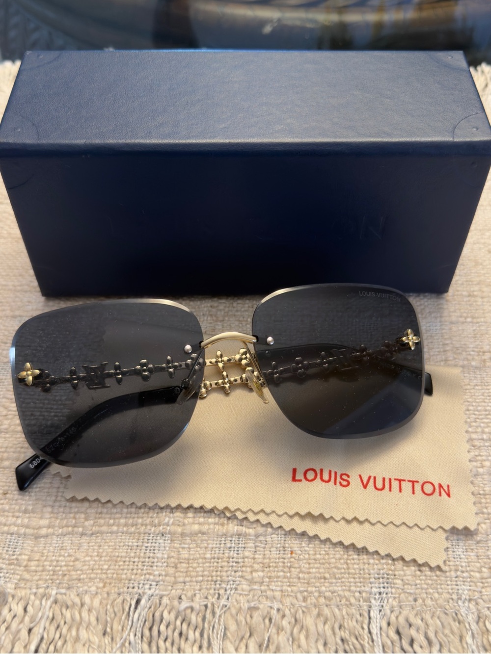 Luxury  look Black and Gold Rimless Sunglasses with Accent